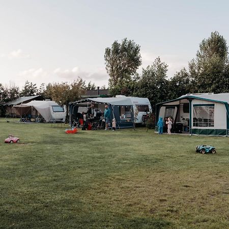 Camping De Tulpenweide Lege Kampeerplaats, Lege Plaats Op Het Gras Zonder Bed Breezand Екстер'єр фото
