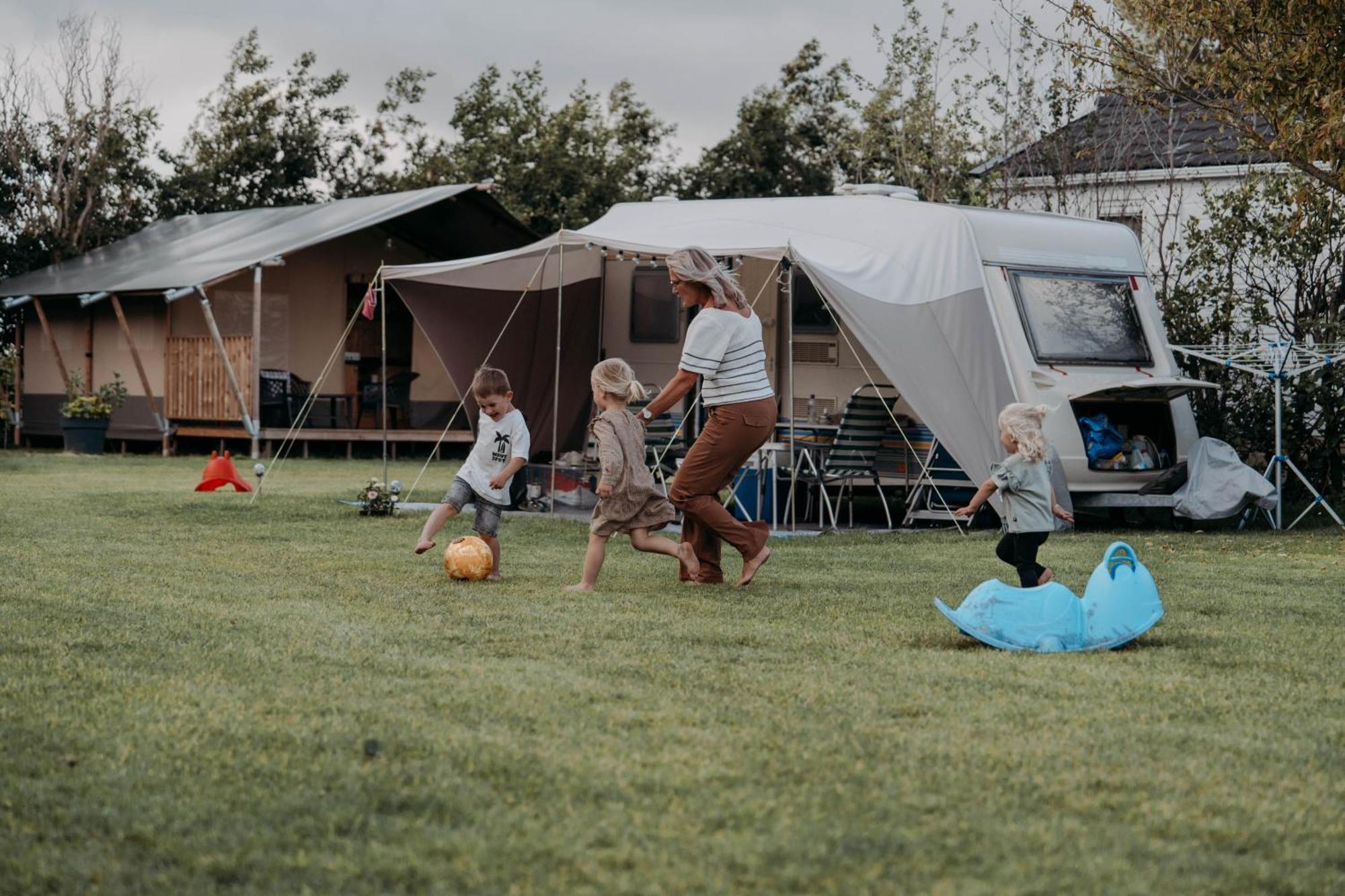 Camping De Tulpenweide Lege Kampeerplaats, Lege Plaats Op Het Gras Zonder Bed Breezand Екстер'єр фото