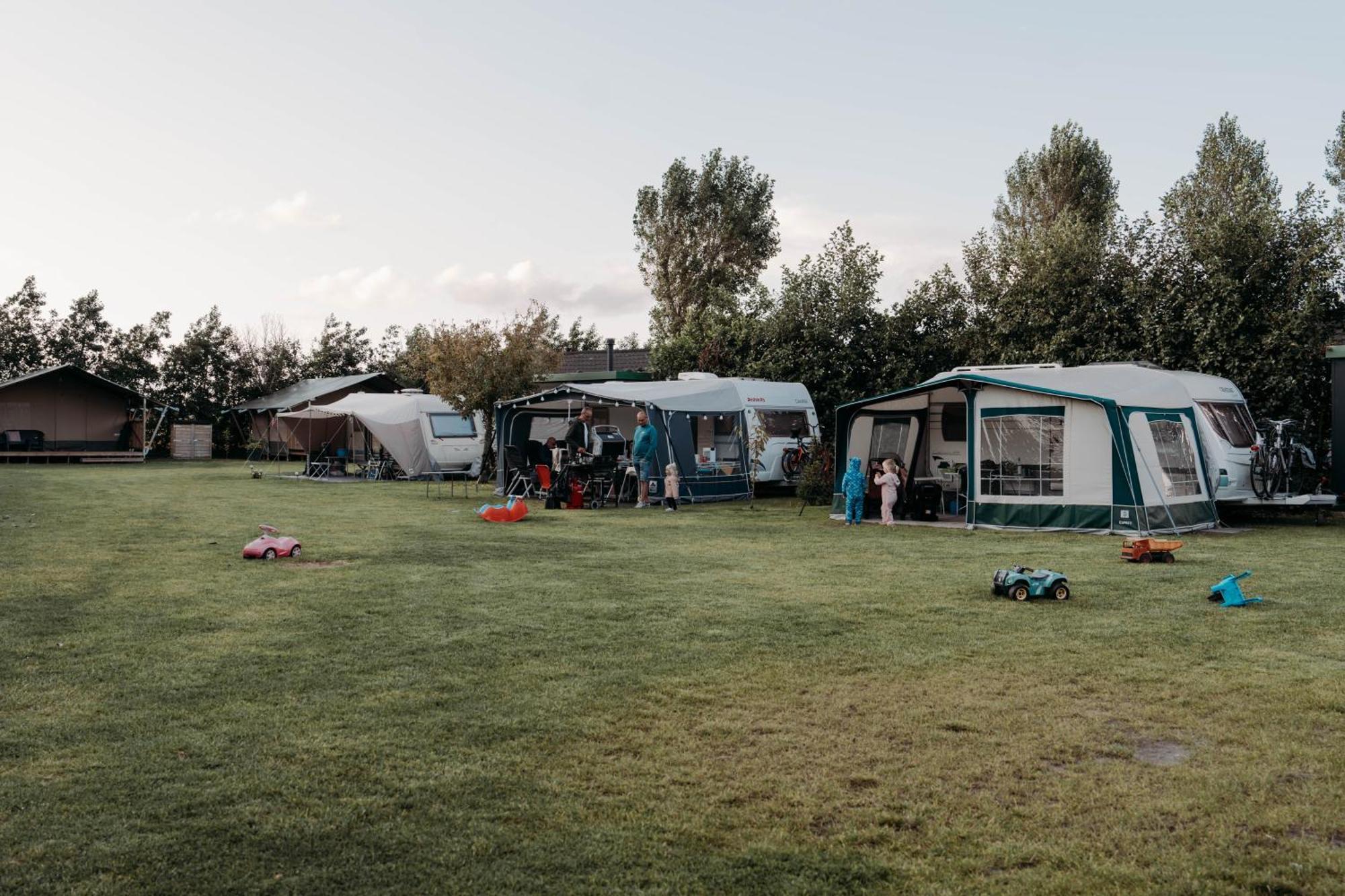 Camping De Tulpenweide Lege Kampeerplaats, Lege Plaats Op Het Gras Zonder Bed Breezand Екстер'єр фото