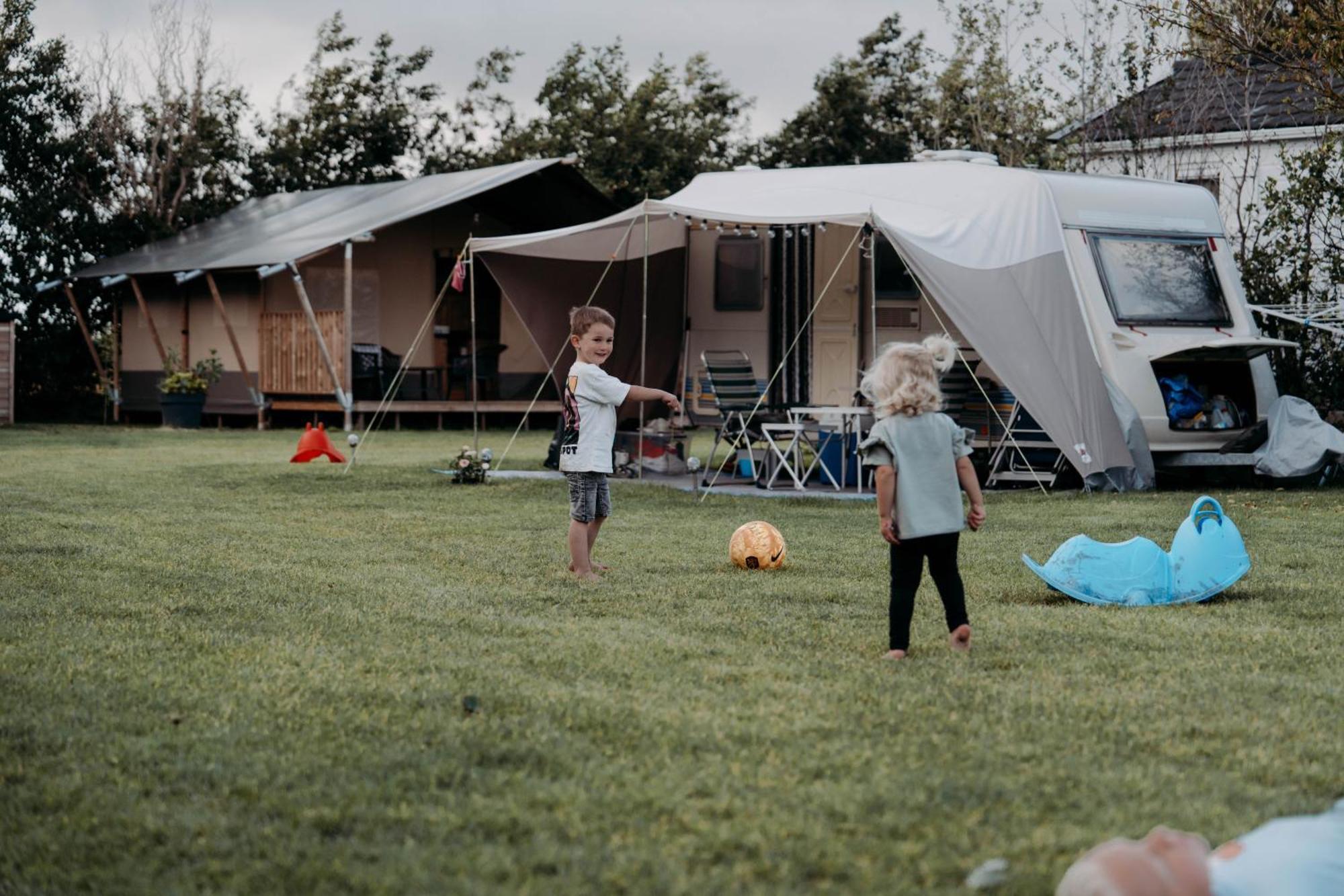 Camping De Tulpenweide Lege Kampeerplaats, Lege Plaats Op Het Gras Zonder Bed Breezand Екстер'єр фото
