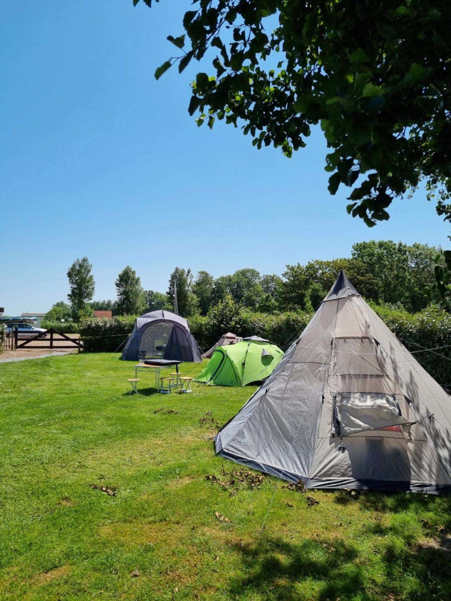 Camping De Tulpenweide Lege Kampeerplaats, Lege Plaats Op Het Gras Zonder Bed Breezand Номер фото