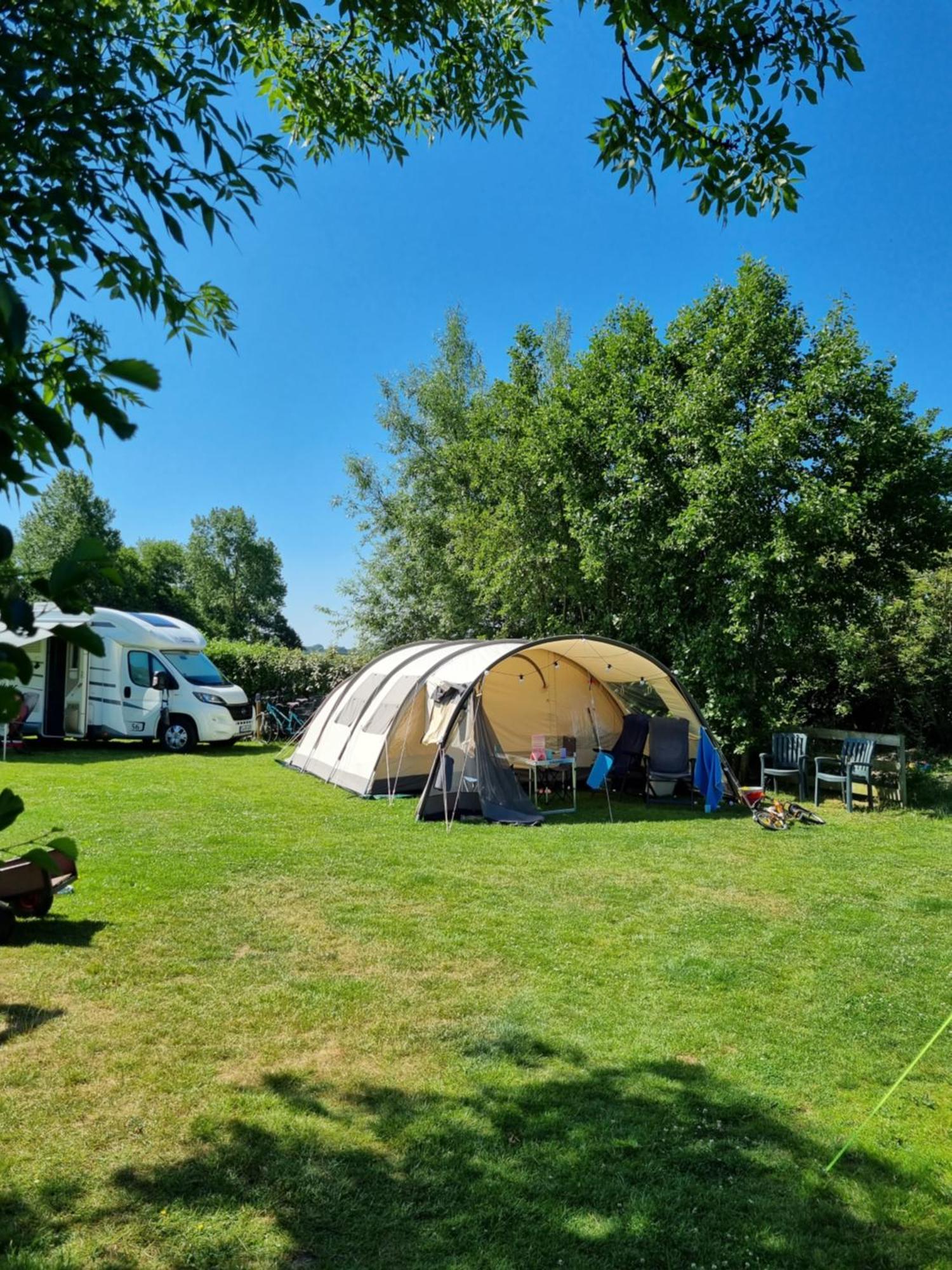 Camping De Tulpenweide Lege Kampeerplaats, Lege Plaats Op Het Gras Zonder Bed Breezand Номер фото